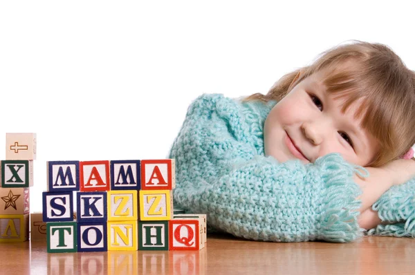 Маленькая девочка играет в кубики — стоковое фото