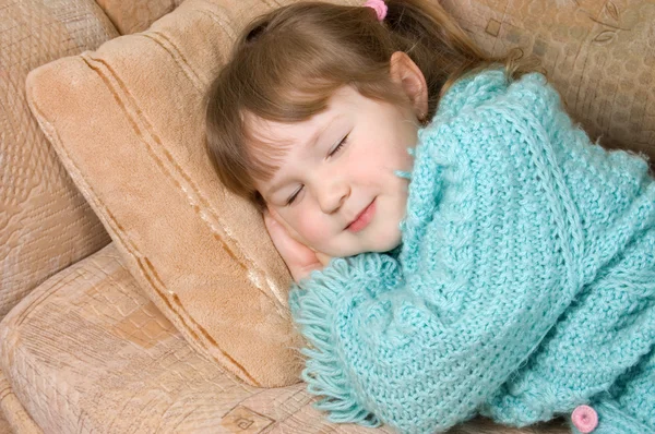 Küçük Kız Kanepede Uyur — Stok fotoğraf