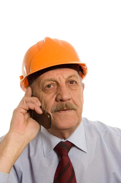 Μηχανικός μιλάει τηλεφωνικά απομονωθεί σε λευκό — Φωτογραφία Αρχείου