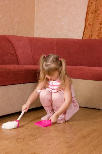 小さな女の子は床を掃引します。 — ストック写真