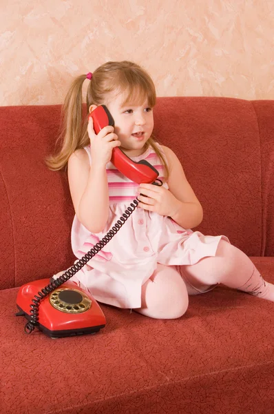 Μικρό Κορίτσι Μιλάει Στο Τηλέφωνο — Φωτογραφία Αρχείου