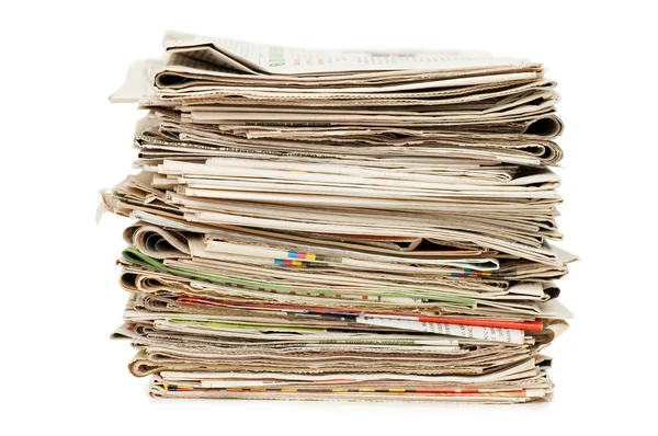 Beyaz arkaplan üzerinde çeşitli gazeteler — Stok fotoğraf