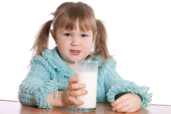 Маленькая Девочка Молочным Стаканом — стоковое фото