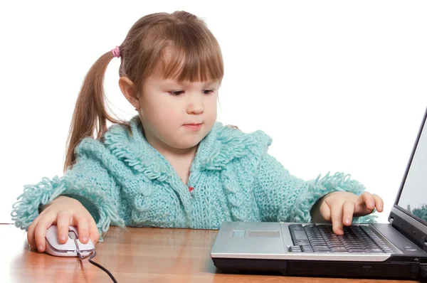 在计算机上的小女孩 — 图库照片