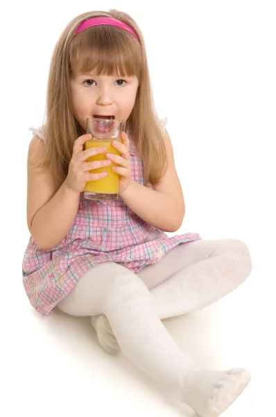 Dziewczynka Pije Sok Pomarańczowy — Zdjęcie stockowe
