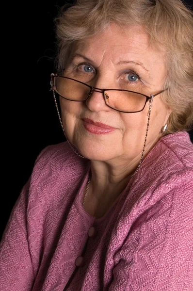 Die Ältere Frau Auf Schwarzem Hintergrund — Stockfoto