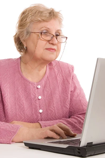 Пожилая женщина за компьютером — стоковое фото