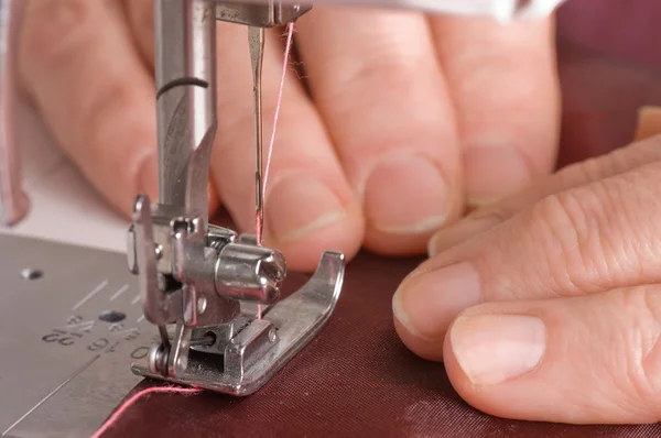 Elderly Woman Sews Sewing Machine — Stock Photo, Image
