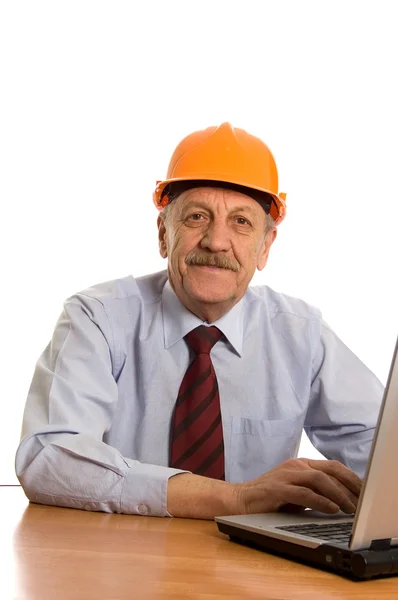 Ingenieur bij de computer geïsoleerd op witte achtergrond — Stockfoto