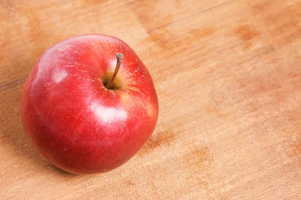 Κόκκινο Μήλο Ξύλινο Τραπέζι — Φωτογραφία Αρχείου