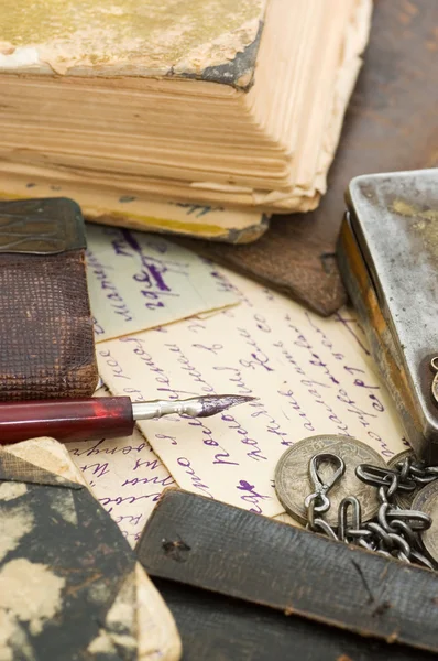 古い手紙と背景としてのペン — ストック写真