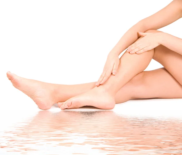 Kvinna Massage Fötter Vatten Isolerad Vit Bakgrund — Stockfoto