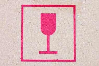 bir karton kutu üzerinde uyarı işareti