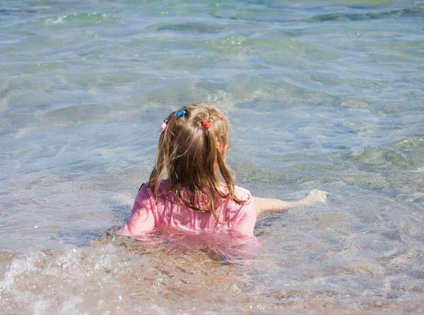 해안에 어린 소녀 — 스톡 사진