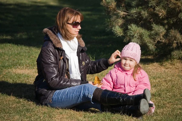 Мама с дочерью в осеннем парке — стоковое фото