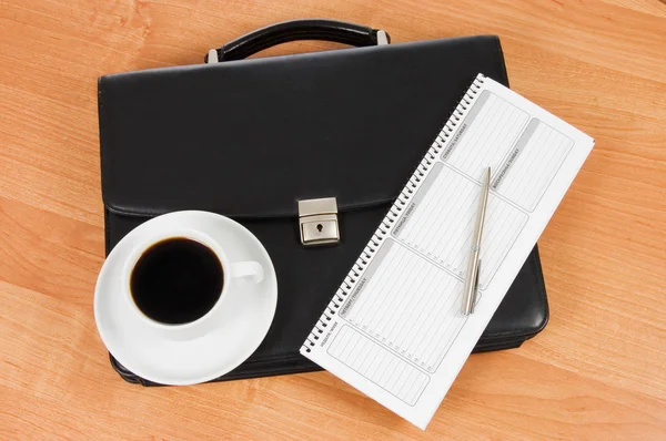 Czarny portfel i kawy na stole — Zdjęcie stockowe