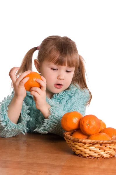 Маленькая девочка с мандаринами — стоковое фото