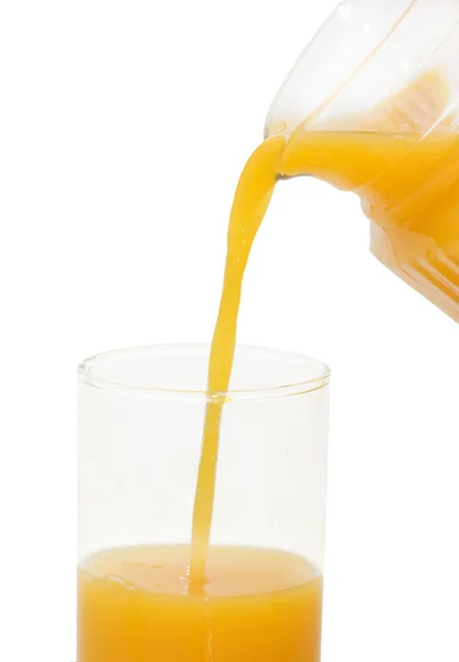 Апельсиновый сок в изолированном графине — стоковое фото