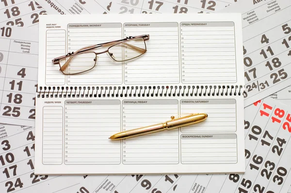 Folhas de um calendário e um caderno — Fotografia de Stock