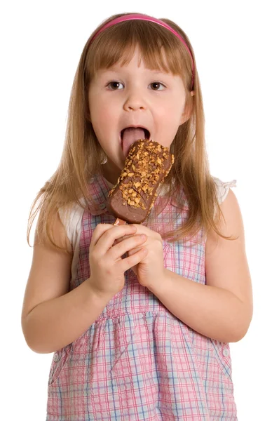 A menina come sorvete — Fotografia de Stock