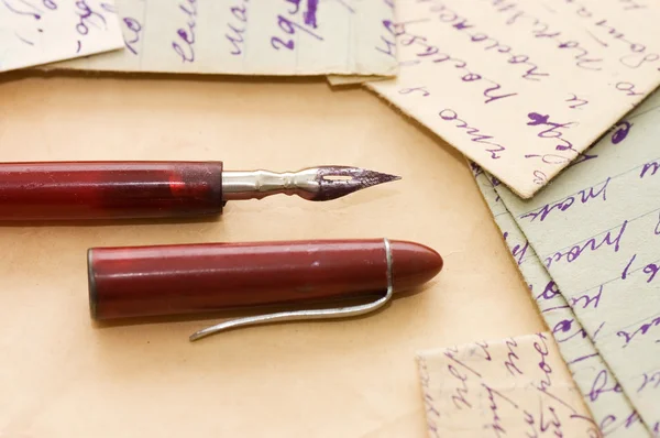 Старые буквы и ручка в качестве фона — стоковое фото