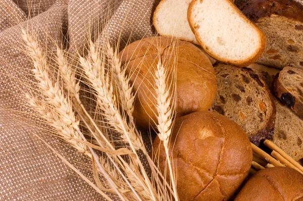 Pan fresco con espiga de trigo — Foto de Stock