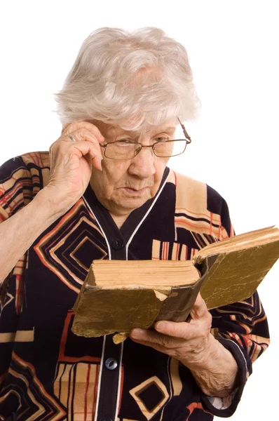 La donna anziana legge il libro — Foto Stock