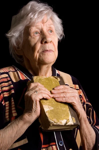 Retrato da mulher velha um fundo preto — Fotografia de Stock