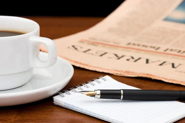 컵 커피와 신문에서 — 스톡 사진