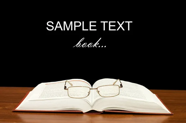 Las gafas sobre los libros sobre la mesa de madera — Foto de Stock