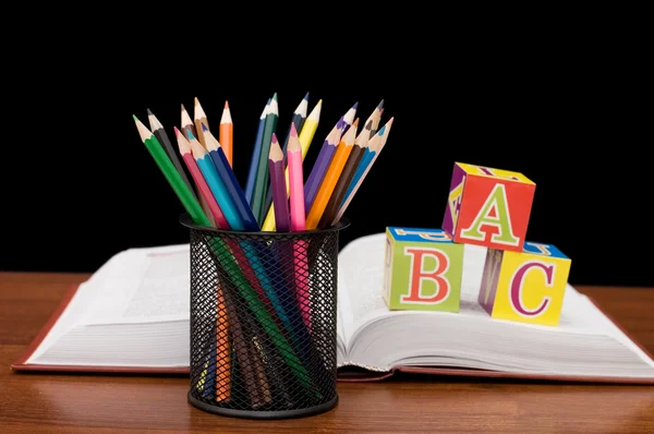 Concept de retour à l'école avec livres et crayons — Photo