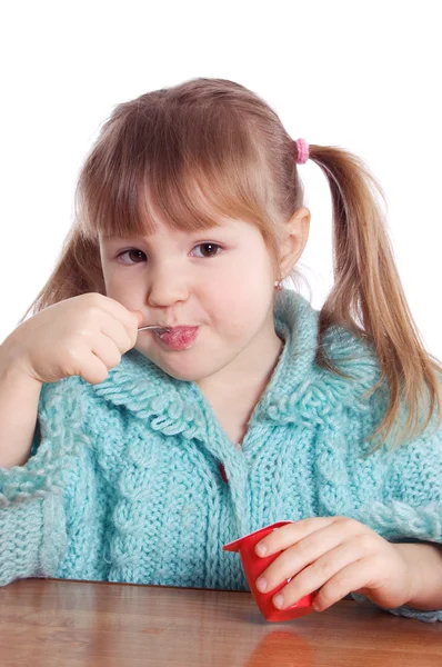 Küçük kız yoğurt yiyor — Stok fotoğraf