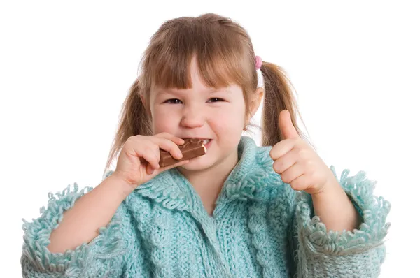 어린 여자 먹는 초콜릿에 고립 된 흰색 배경 — 스톡 사진