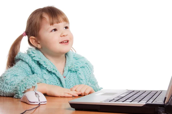 Het kleine meisje op de computer — Stockfoto