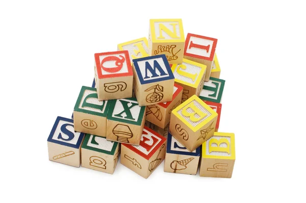 Cubos com letras isoladas sobre fundo branco — Fotografia de Stock