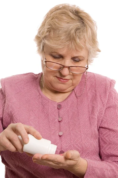 Den äldre kvinnan med tabletter — Stockfoto