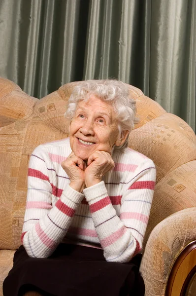 Retrato de la anciana en un sofá —  Fotos de Stock