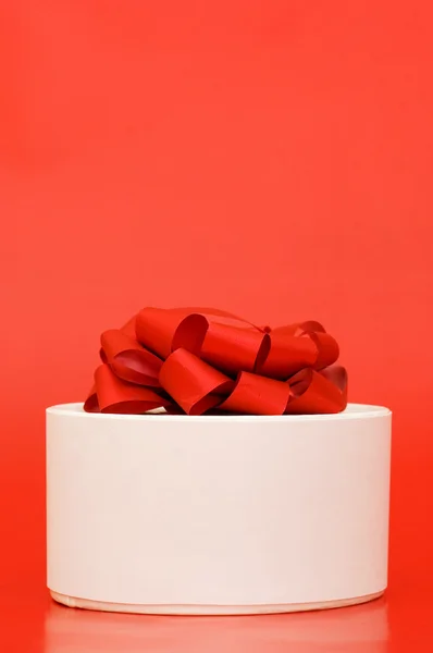 Box with a gift on the red — Stock Photo, Image