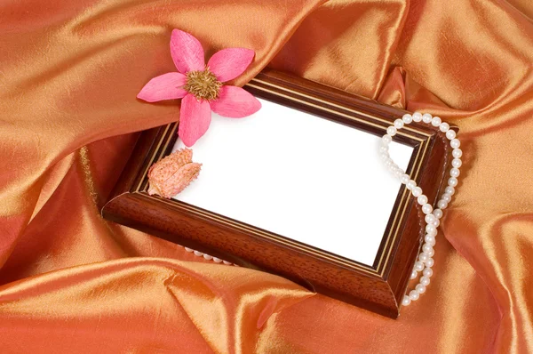Marco de fotos con una flor y perlas — Foto de Stock