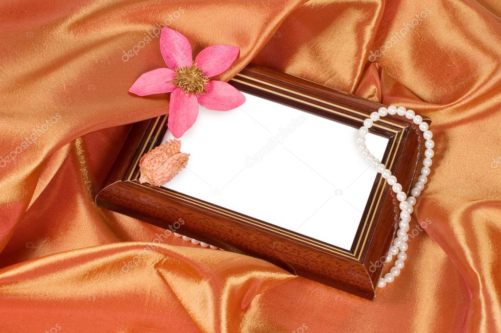 Picture frame with a flower and pearls
