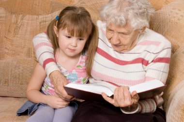 Büyükanne ile büyük kızı kitabı oku