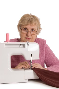 yaşlı kadın dikiş makinesinde diker