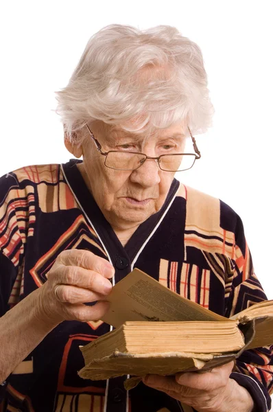 La donna anziana legge il libro — Foto Stock