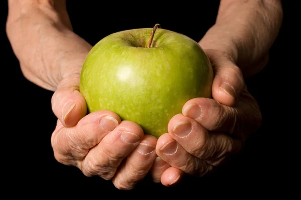 Μήλο στο ένα χέρι του στη γριά στη μαύρη — Φωτογραφία Αρχείου