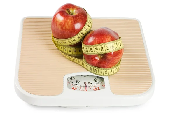 Skala, Klebeband und Apfel auf weißem Hintergrund — Stockfoto