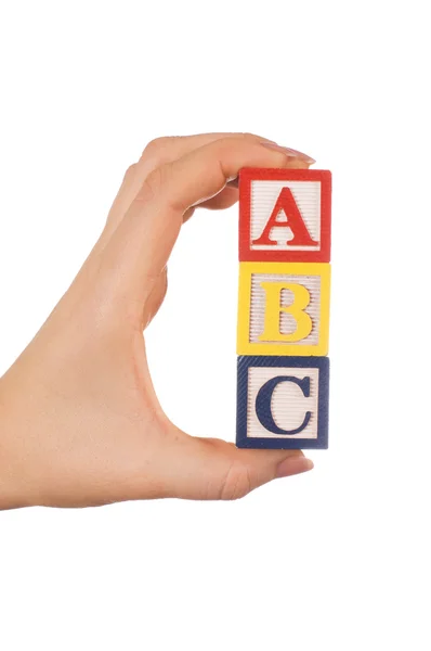 Handen håller en kub med bokstäver — Stockfoto