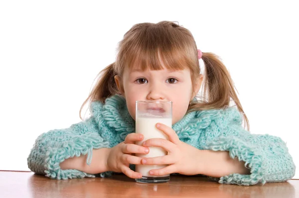 Küçük kız bir süt cam — Stok fotoğraf