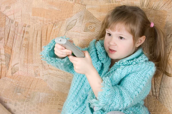 Маленька дівчинка натискає телевізійну панель — стокове фото