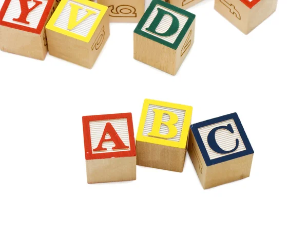 Cubos com letras isoladas sobre fundo branco — Fotografia de Stock