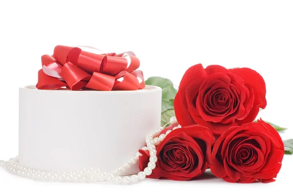 Rosa vermelha com uma caixa com um presente — Fotografia de Stock
